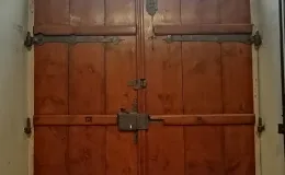 Stolarka drzwi wejściowych od wewnątrz po konserwacji. 