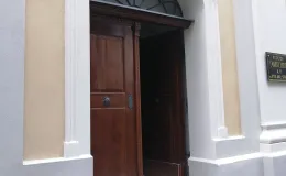 Portal wejściowy i stolarka drzwiowa po renowacji. 