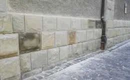 Oczyszczona i przygotowana do impregnacji okładzina kamienna.