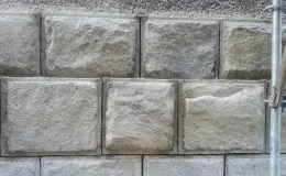 Uzupełnienie elementów kamiennych cokołu.