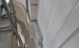 Kamienica przy ul. 3 Maja 29, czyszczenie detalu architektonicznego i sztukatorskiego.