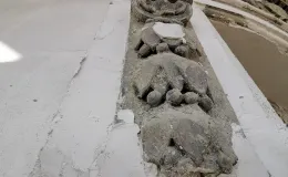 Kamienica przy ul. 3 Maja 29, czyszczenie detalu architektonicznego i sztukatorskiego.