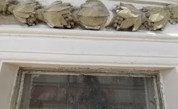 Kamienica przy ul. 3 Maja 29, czyszczenie detalu architektonicznego i sztukatorskiego.