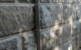 Kamienna okładzina elewacji po konserwacji.