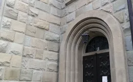 Boczny portal oraz okładzina kamienna korpusu.