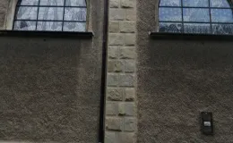 Elementy kamienne przed oczyszczeniem i konserwacją. 