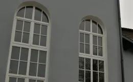 Detal w postaci stolarki okiennej. 