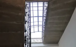 Bieg kamiennych schodów i świetlik.