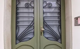 Drzwi wejściowe oraz portal kamienny po konserwacji. 