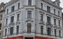 Barlickiego 4 widok na elewacje z pasem witryn przed remontem.