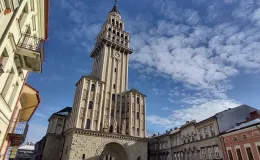 Widok na fasadę katedry po konserwacji kamienia.