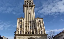 Widok na fasadę katedry po konserwacji kamienia.