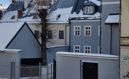 Elewacja wraz z ogrodzeniem po remoncie. Widok od strony Bielskiego Syjonu.