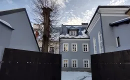 Elewacja wraz z ogrodzeniem po remoncie. Widok od ul. Nad Niprem.