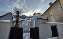 Elewacja wraz z ogrodzeniem po remoncie. Widok od ul. Nad Niprem.