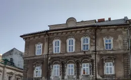 Ratuszowa 2, nowe pokrycie z blachy na rąbek - widok od strony pl. Wojska Polskiego.