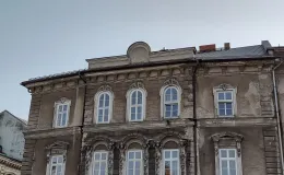 Ratuszowa 2 widok elewacji od strony pl. Wojska Polskiego przed remontem.