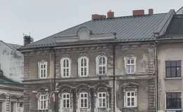 Ratuszowa 2, nowe pokrycie z blachy na rąbek - widok od strony pl. Wojska Polskiego.