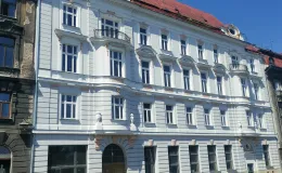 Kamienica przy ul. 3 Maja 29, elewacja frontowa po pracach konserwatorskich.