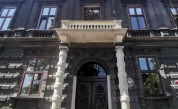 Portal wejściowy wraz z balkonem i drzwiami po renowacji.