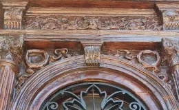 Detal dekoracyjny drzwi po renowacji. 