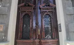 Drzwi i portal kamienny po renowacji.