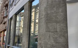 Barlickiego 4 widok elewacji z pasem witryn oraz kamienną okładziną w parterze po konserwacji. 