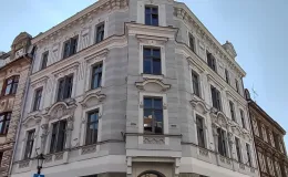 Barlickiego 4 widok elewacji z pasem witryn oraz kamienną okładziną w parterze po konserwacji. 