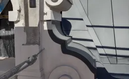 Willa przy ul. 3 Maja 13 wykonywanie obróbek blacharskich na detalu.