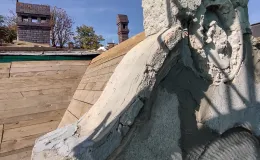 3 Maja 17 stan degradacji substancji zabytkowej, detalu sztukatorskiego.