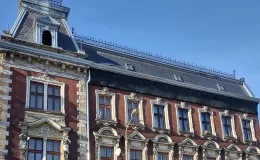 Zamkowa 8 widok po remoncie dachu, widoczne pokrycie kamiennym łupkiem.