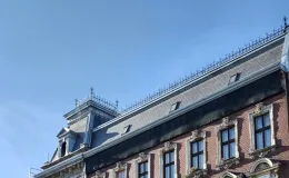 Zamkowa 8 widok po remoncie dachu, widoczne pokrycie kamiennym łupkiem.