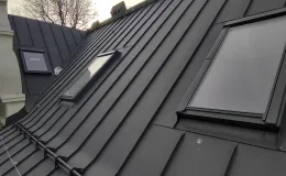 3 Maja 17 nowe pokrycie dachu z blachy na rąbek stojący.