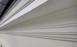 3 Maja 17 wypracowany detal sztukatorski, ciągniony gzyms profilowany.