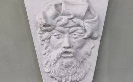 3 Maja 17  wypracowany detal sztukatorski zwornik z płaskorzeźbą.