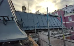 Willa przy ul. 3 Maja 13 wykonywanie pokrycia dachowego z blachy na rąbek stojący.