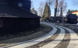 Kościół pw. św. Barbary widok drogi procesyjnej po remoncie.