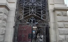 Willa przy ul. 3 Maja 13 metaloplastyka bramy przejazdowej po konserwacji.