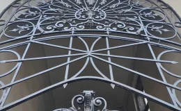 Willa przy ul. 3 Maja 13 detal metaloplastyki bramy przejazdowej po konserwacji.