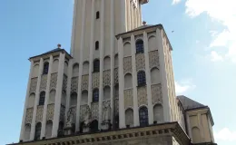 Widok na fasadę katedry przed remontem. 