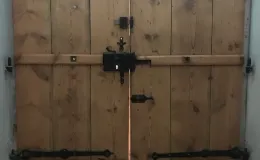 Czyszczenie i konserwacja stolarki drzwi wejściowych. 