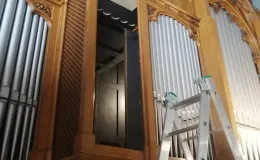 Otwarty prospekt organowy zaprasza do wnętrza. 