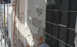 Skucie odparzonych tynków. 