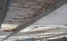 Skucie odparzonych tynków. 