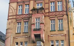 Kamienica "Pod Żabami", widok na elewację od strony Placu Wojska Polskiego.