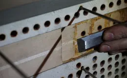 Usuwanie warstw kleju.