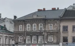 Ratuszowa 2 widok elewacji od strony pl. Wojska Polskiego przed remontem.