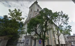 Fasada kościoła z korpusem.