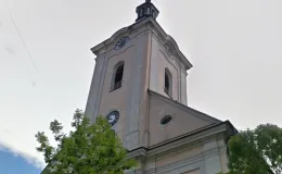 Korpus wieżowy z widocznymi ubytkami i zniszczeniami. 