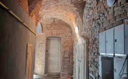 Sień z posadzką kamienną w trakcie prac remontowych. 